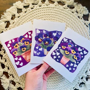 Juego de 3 tarjetas con acuarela con diferentes ramos de pensamientos en forma de corazón para cualquier ocasión