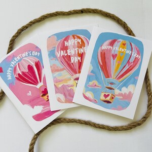 Conjunto de 12 cartões de Feliz Dia dos Namorados em formato de balão de ar quente em tons pastel, tamanho normal. Cartões de Dia dos Namorados, cartões de Dia dos Namorados em formato de balão de ar quente.