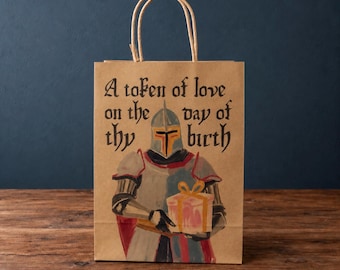 Bolsa de regalo de cumpleaños con diseño de caballero medieval renacentista, impresa en papel kraft natural con etiqueta de regalo.