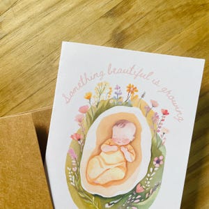 Algo hermoso está creciendo, tarjeta para mamá embarazada - tarjeta de baby shower para nuevos padres del primer bebé