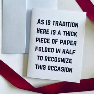 Tarjeta de graduación sarcástica “Como es tradición” divertida tarjeta de graduación