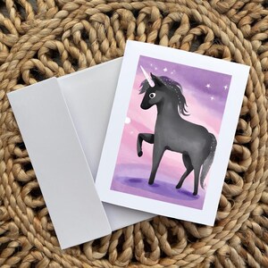 Tarjeta de felicitación con unicornio negro femenino y colorido para cualquier ocasión (en blanco por dentro)