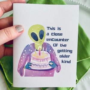 Alienígena com um cartão de bolo de aniversário “Este é um encontro próximo do tipo que envelhece” aniversário de ficção científica, cartão de aniversário de 40 anos, envelhecendo