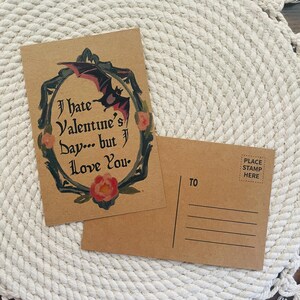 Eu odeio o Dia dos Namorados... mas eu te amo - morcego assustador anti - cartão postal do Dia dos Namorados, cartão postal engraçado do Dia dos Namorados, cartão postal assustador do Dia dos Namorados