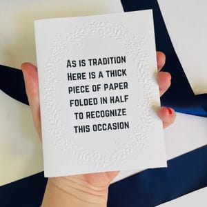 Carte de mariage sarcastique en relief « Comme le veut la tradition, voici une épaisse feuille de papier pliée en deux pour souligner cette occasion »