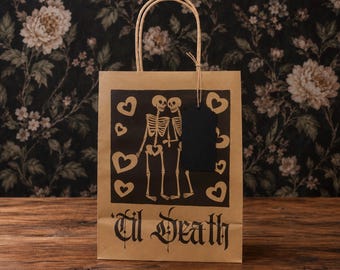 Bolsa de regalo rústica de papel kraft con diseño de esqueleto gótico "Hasta la muerte" para Halloween, compromiso, boda o cualquier ocasión especial.