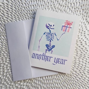 Pastel Gothic Skelett Geburtstagskarte - ein weiteres Jahr - Sarkastische Geburtstagskarte - Pastel Goth Skelett Geburtstag - Alte Geburtstagskarte
