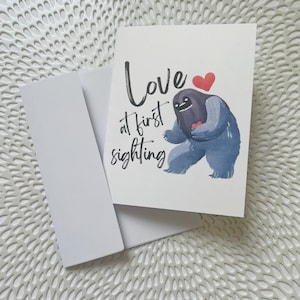 Amor à primeira vista Cartão de felicitações dobrável para o Dia dos Namorados do Pé Grande - Em branco por dentro - Cartão de amor do Sasquatch - Cartão de amor engraçado com o Pé Grande