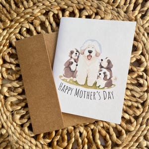 Tarjeta del día de la madre con un perro pastor inglés antiguo, feliz día de la madre para mamá perruna, tarjeta del día de la madre con un perro peludo, tarjeta para mamá con un perro pastor inglés antiguo