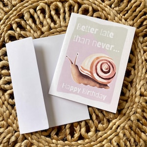 Jolie carte d'anniversaire tardive avec un jeu de mots « Mieux vaut tard que jamais… Joyeux anniversaire », carte d'anniversaire tardive drôle, carte d'anniversaire entièrement tardive, escargot