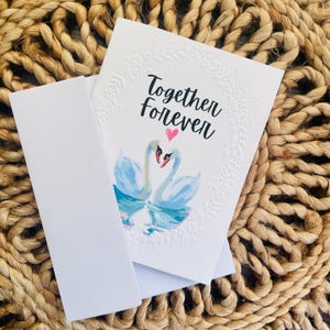 Tarjeta de boda o aniversario con cisnes en relieve Together Forever: tarjeta de felicitación plegable con sobre (interior en blanco)