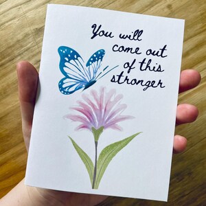 Vous sortirez de cette carte d'encouragement en forme de papillon et de fleurs sauvages pour une perte d'emploi, un divorce ou la perte d'un être cher