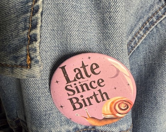 Botón de pin de cumpleaños de caracol "Tarde desde el nacimiento"
