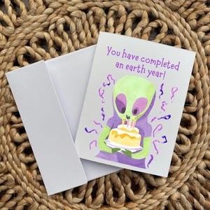 Você completou um ano terrestre - Cartão de aniversário engraçado de alienígena extraterrestre - Cartão de aniversário de alienígena retrô - Cartão de aniversário colorido - Alienígena