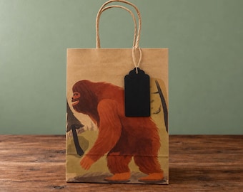 Bolsa de regalo rústica con estampado de Bigfoot y Sasquatch en acuarela y etiqueta.