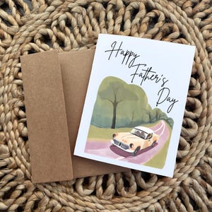 Carte jaune « Joyeuse fête des pères » pour la fête des pères avec voiture classique pour papa