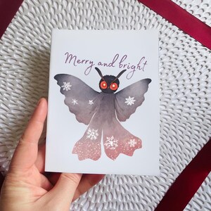 Mothman “Merry and Bright” Mothman Weihnachtskarte - Mothman Cryptid Weihnachtsgeschenk, Horror Weihnachtskarte, Horror Feiertags Karte, Mothman Geschenk