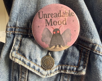 Botón con pin de criatura críptida ilegible para mochilas y chaquetas.