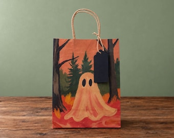 Bolsa de regalo "Fantasma del Bosque Rosa" en papel kraft natural con etiqueta de regalo.