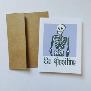 "Gothic Schrift sarkastisch ""Be Positive"" Skelett lustige Ermutigungskarte, lustige Karte für Freund, Ermutigungskarte, Jobverlust Karte, Freundeskarte."