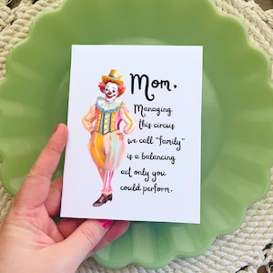 Tarjeta de felicitación divertida del Día de la Madre con un payaso “Mamá, administrar este circo que llamamos “familia” es un acto de equilibrio que solo tú podrías realizar”.