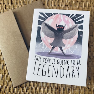 Lindo Mothman en una pista de baile con una bola de discoteca "este año va a ser legendario" tarjeta de Mothman para cumpleaños o primer día de escuela