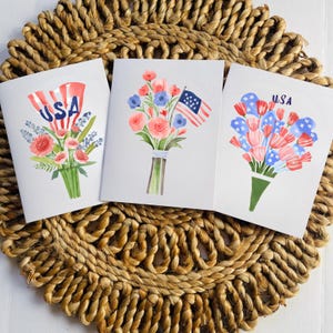3er Set Grußkarten zum Unabhängigkeitstag mit roten, weißen und blauen Blumensträußen mit amerikanischen Flaggen und den USA für den 4.Juli