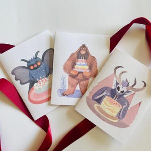 3er Set süße Cryptid Geburtstagskarten mit Bigüße, Mothman und Wendigo, Horror Geburtstag, Gruselige Geburtstagskarte, Einzigartiges Geburtstagskarten Set
