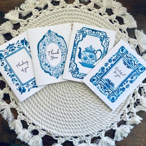 Set van 4 verschillende blauw-witte chinoiserie-theekransjes met 2 bedankkaarten, een gedachte aan jou en een theepot voor elke gelegenheid