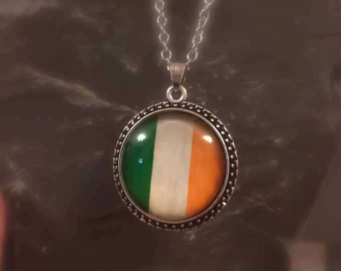 Ireland tri-colour pendant - siogairlín Trí-Dath na hÉireann