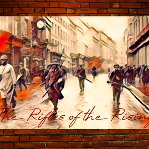 Op de afbeelding: Een schilderij in vintage stijl dat een straatbeeld afbeeldt met mensen die in een stad lopen. Het schilderij is in een gedempte kleurenpalet met een rode en oranje accent. De tekst "The Rifles of the Rising" is in rood onderaan het schilderij geschreven.