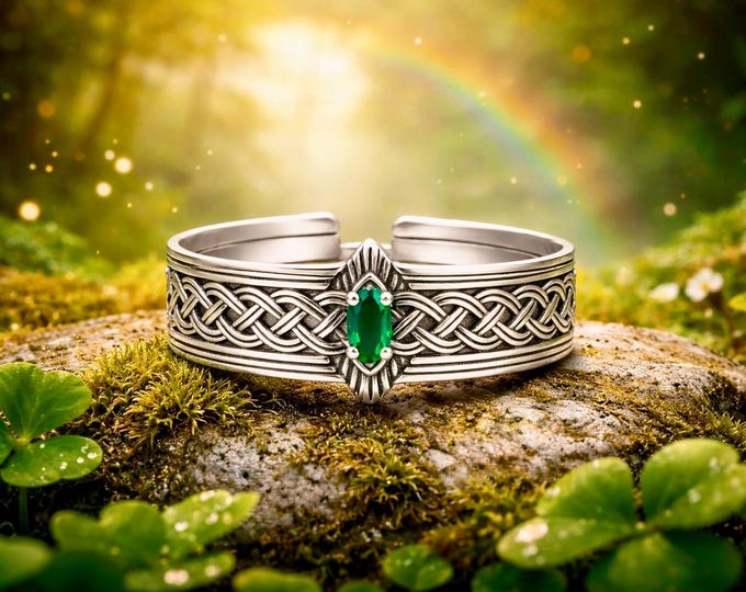 The Irish Queen Ring.                                    “Ceangal na Banríoná” - The binding of the Queen