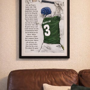 Könnte beinhalten: Gerahmter Druck mit einem Gaelic-Football-Spieler in einem grünen Trikot mit der Nummer 3 und dem Namen "MICKEY JOE". Der Druck enthält ein Gedicht mit dem Titel "A Hurler's Prayer" und ist vor einem neutralen Hintergrund platziert.
