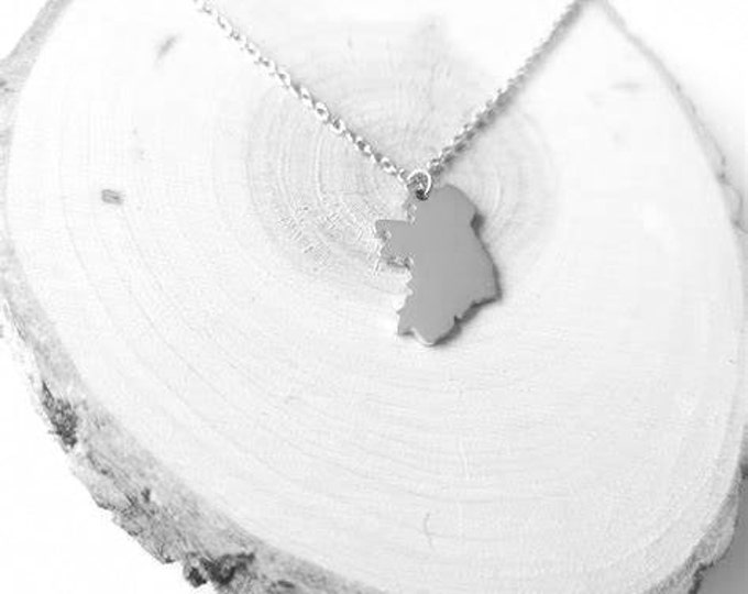 Silver Ireland Pendant Necklace - Éire Map, 20" Chain