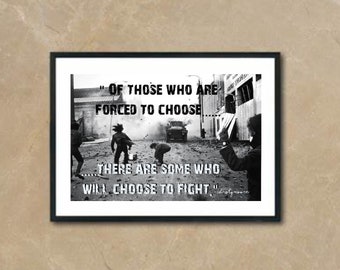Op de afbeelding: Zwart-witfoto van een straatbeeld met mensen die wegrennen van een explosie. De quote "Van degenen die gedwongen worden te kiezen... er zijn er die ervoor zullen kiezen om te vechten" is op de afbeelding gedrukt.