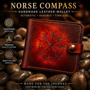 Puede incluir: Una cartera de cuero marrón con un diseño de brújula nórdica en relieve. La cartera tiene un cierre de botón a presión y está sobre piedras. El texto dice: "NORSE COMPASS HANDMADE LEATHER WALLET AUTHENTIC DURABLE TIMELESS".