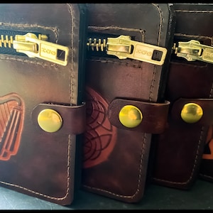 Carteras de diseño celta completamente hechas a mano en Irlanda. (cada una se vende por separado)