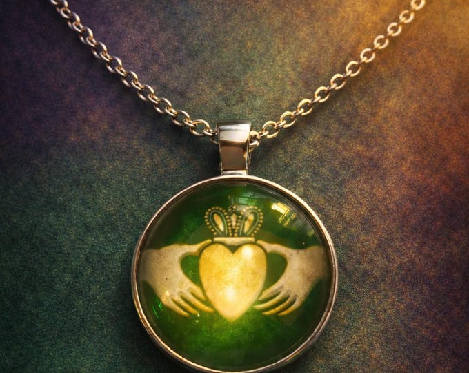 Claddagh of Éire Necklace – Emerald Irish Love Pendant, Celtic Jewellery Gift