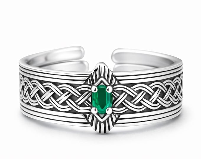 The Irish Queen Ring.                                    “Ceangal na Banríoná” - The binding of the Queen