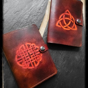 Cartera Leonard con símbolo celta.