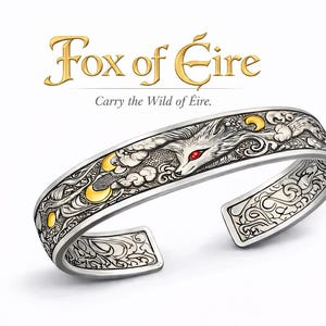 Puede incluir: Brazalete de plata con un diseño detallado de zorro, ojos rojos y detalles dorados. El brazalete presenta el texto "Fox of Éire" y "Carry the Wild of Éire."
