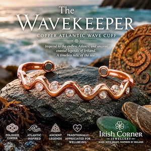 Può includere: Un bracciale a fascia in rame con design ondulato incastonato con cristalli rotondi trasparenti. Il testo sull'immagine recita: The WAVEKEEPER COPPER ATLANTIC WAVE CUFF, Inspired by the endless Atlantic and ancient coastal legends of Ireland. A timeless relic of the sea.