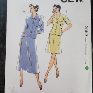 Puede incluir: Patrón Kwik Sew 2553 para trajes de mujer. El patrón incluye dos diseños de traje, uno con chaqueta de manga larga y falda, y otro con chaqueta de manga corta y falda. Tallas XS-XL disponibles. Diseñado por Kerstin Martensson.