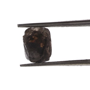 Puede incluir: Una piedra preciosa de color gris oscuro, rugosa y opaca, est&aacute; sujeta por unas pinzas. La piedra preciosa es un diamante en bruto.