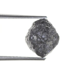 Pode incluir: Uma caneca de cer&acirc;mica branca com uma al&ccedil;a preta e o texto "But First, Coffee" em negrito preto. A caneca est&aacute; sobre uma superf&iacute;cie de madeira. A caneca tem 10 cm de altura.