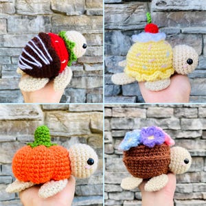 Peut inclure: Quatre jouets en crochet en forme de tortues avec diff&eacute;rentes garnitures. La premi&egrave;re tortue a une garniture en chocolat et fraise, la deuxi&egrave;me a une garniture en cupcake jaune, la troisi&egrave;me a une garniture en citrouille et la quatri&egrave;me a une garniture en pot de fleurs brun.