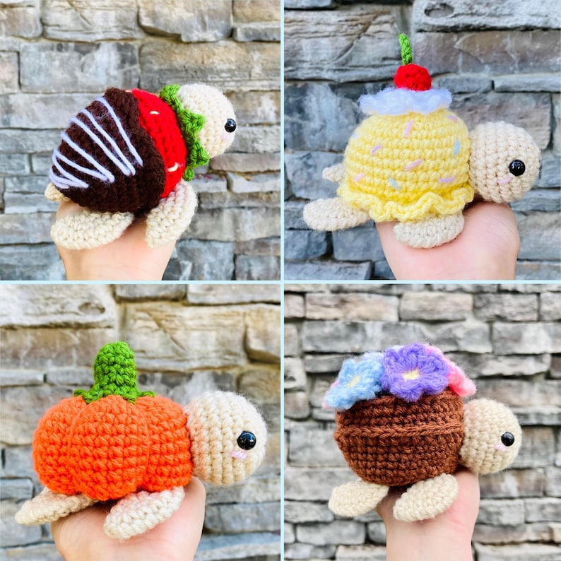 Peut inclure: Quatre jouets en crochet en forme de tortues avec diff&eacute;rentes garnitures. La premi&egrave;re tortue a une garniture en chocolat et fraise, la deuxi&egrave;me a une garniture en cupcake jaune, la troisi&egrave;me a une garniture en citrouille et la quatri&egrave;me a une garniture en pot de fleurs brun.