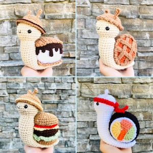 Puede incluir: Cuatro juguetes amigurumi de caracol tejidos a crochet con diferentes ingredientes. Los caracoles son de color beige con ojos marrones y una cara sonriente. Los ingredientes incluyen un sándwich de helado de chocolate y vainilla, una rebanada de pizza, una hamburguesa y un rollo de sushi.