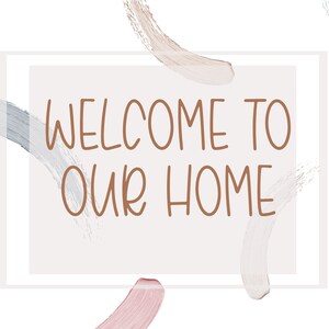 Pode incluir: Um fundo branco com um ret&acirc;ngulo marrom claro contendo o texto "WELCOME TO OUR HOME" em letras marrons. O fundo &eacute; decorado com pinceladas abstratas em azul claro, rosa claro e bege claro.