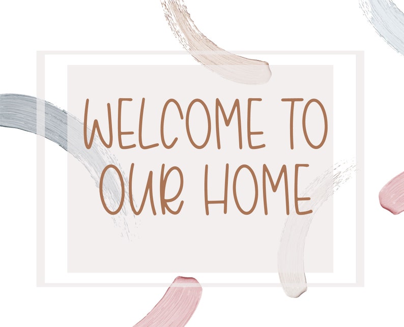 Pode incluir: Um fundo branco com um ret&acirc;ngulo marrom claro contendo o texto "WELCOME TO OUR HOME" em letras marrons. O fundo &eacute; decorado com pinceladas abstratas em azul claro, rosa claro e bege claro.